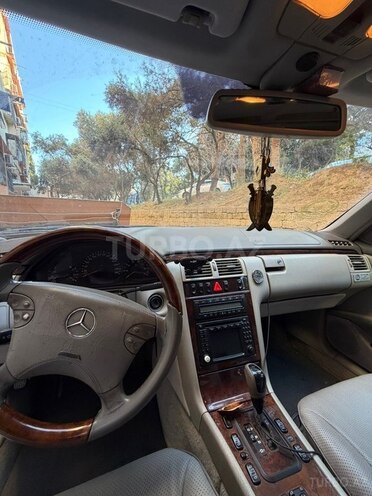 Mercedes E 320-8