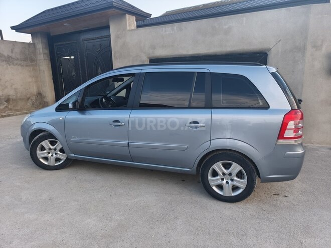 Opel Zafira-8
