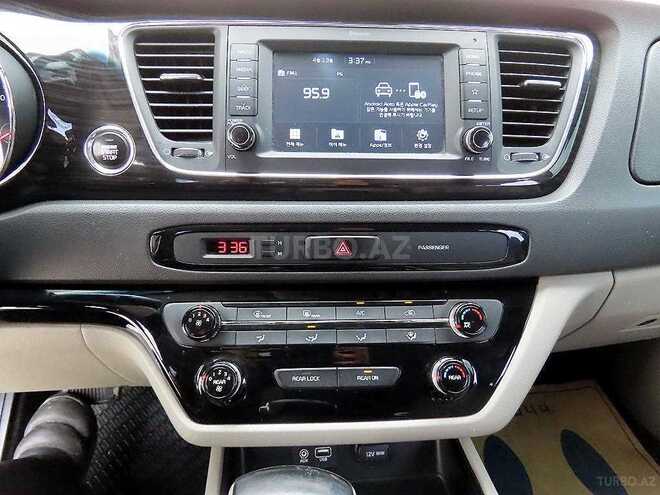 Kia Carnival-10