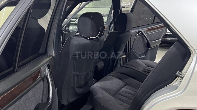 Mercedes E 220-21