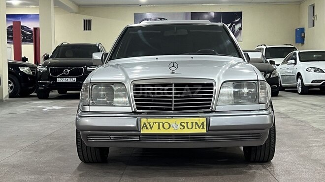Mercedes E 220-1