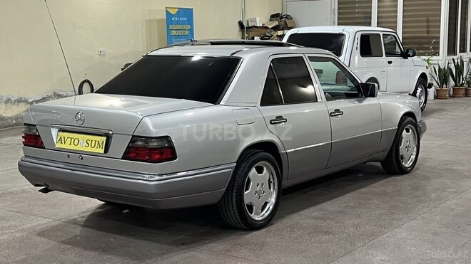 Mercedes E 220-11