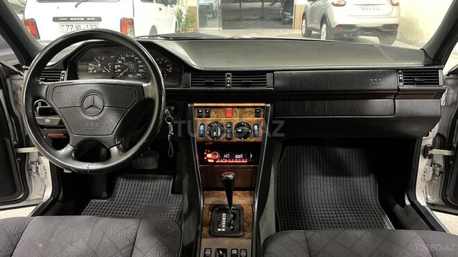 Mercedes E 220-13