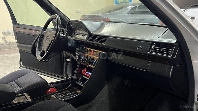 Mercedes E 220-17