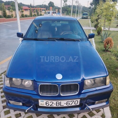 BMW 320-1