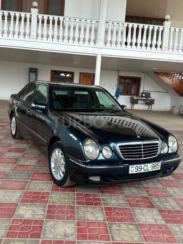 Mercedes E 270-1