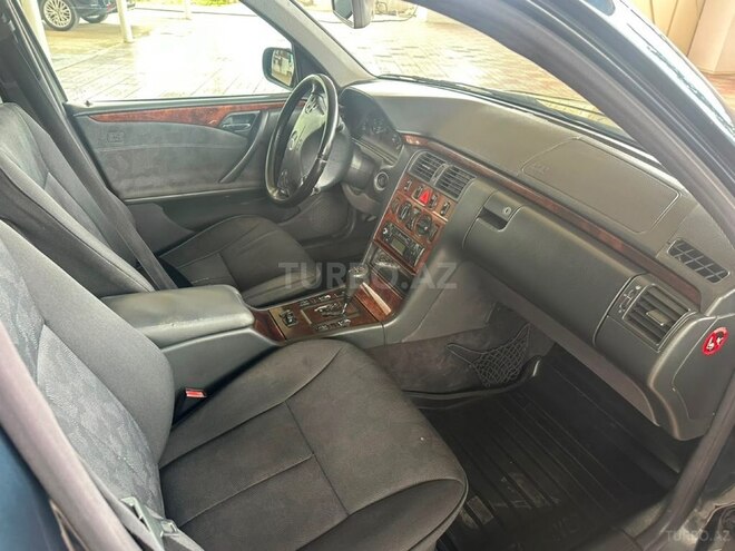 Mercedes E 270-6