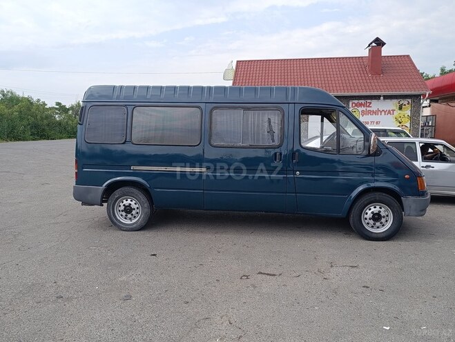 Ford Transit-9