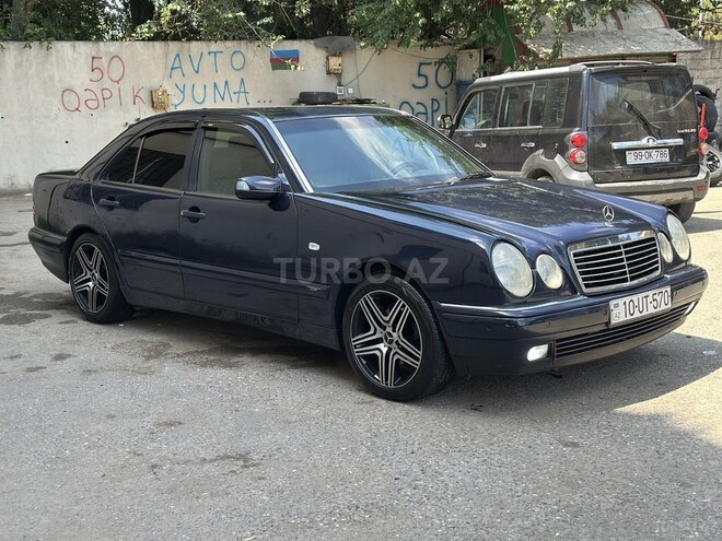 Mercedes E 200-11