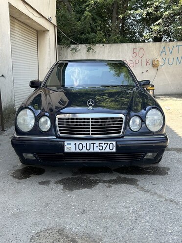 Mercedes E 200-1