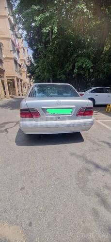 Mercedes E 240-13