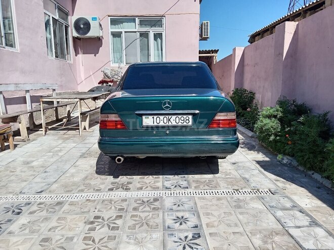 Mercedes 220 E-2