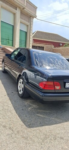 Mercedes E 240-3