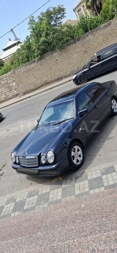 Mercedes E 240-1