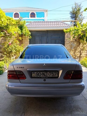 Mercedes E 240-6