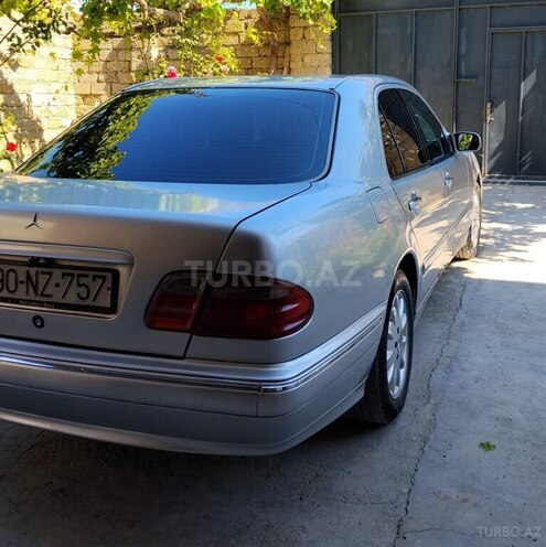 Mercedes E 240-4