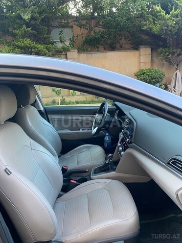 Hyundai Elantra-16