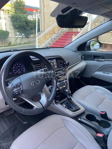 Hyundai Elantra-12
