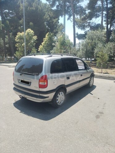 Opel Zafira-5