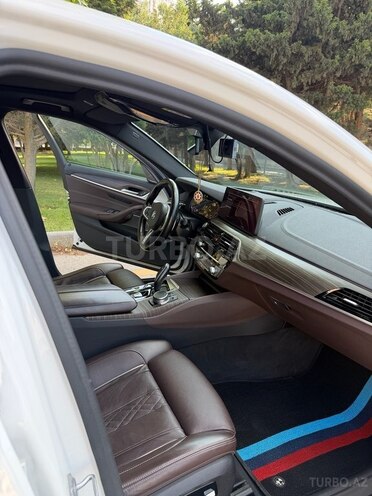 BMW 530e-11