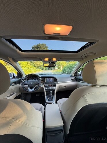 Hyundai Elantra-8