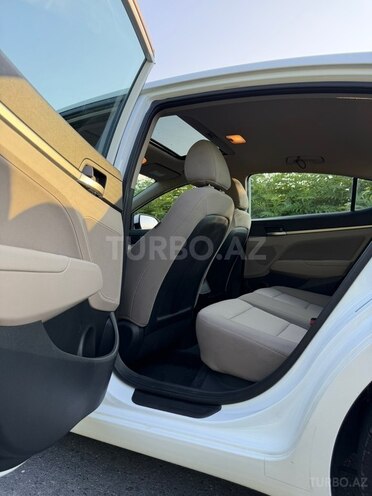 Hyundai Elantra-12