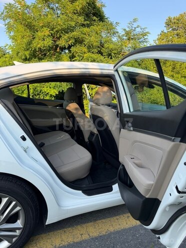 Hyundai Elantra-11