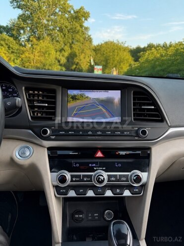 Hyundai Elantra-15