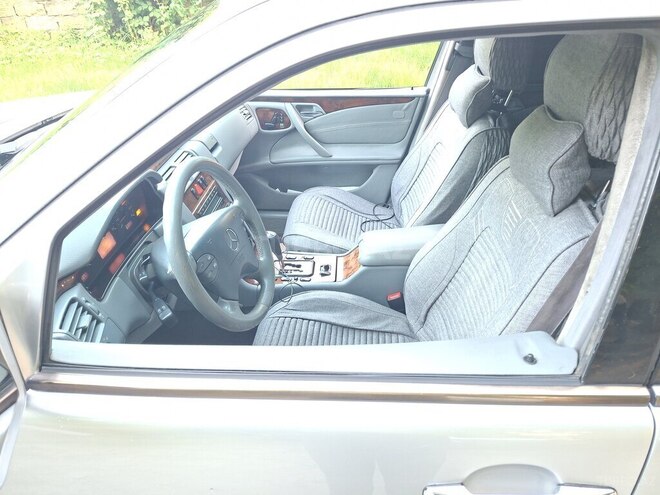 Mercedes E 320-5