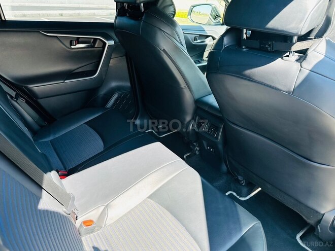Toyota RAV4-17