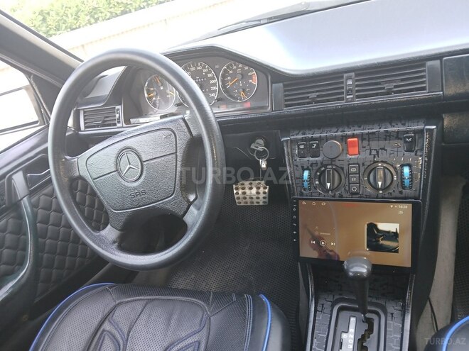Mercedes E 200-19