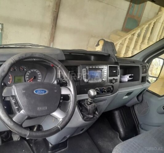 Ford Transit-10