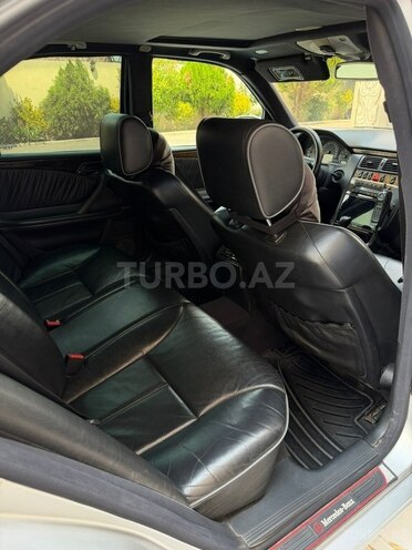 Mercedes E 320-11