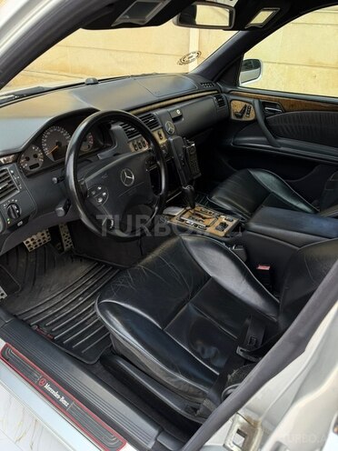 Mercedes E 320-9
