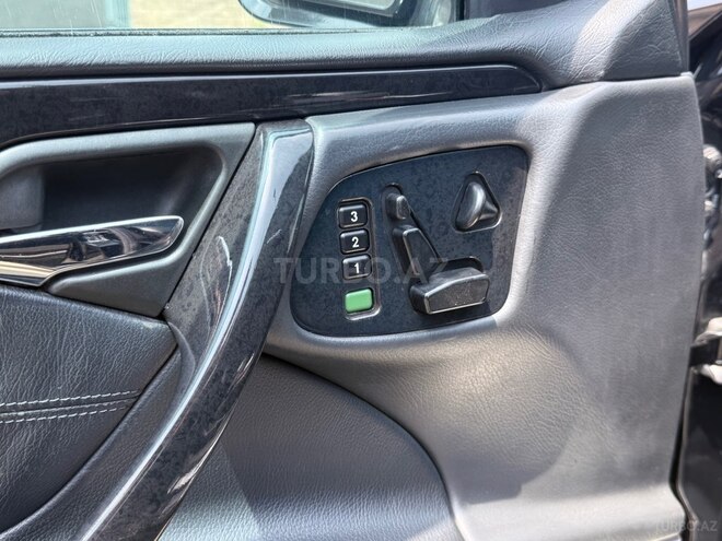 Mercedes E 320-11
