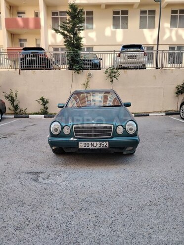 Mercedes E 200-1