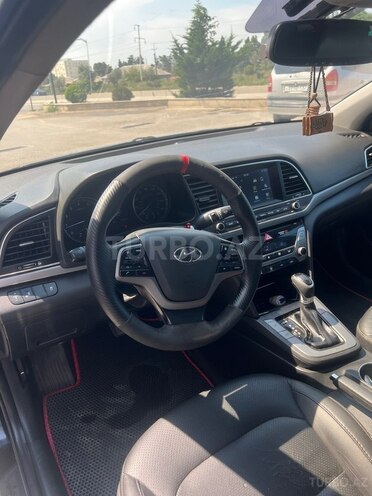 Hyundai Elantra-11