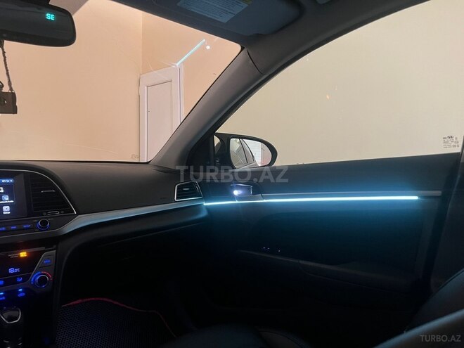 Hyundai Elantra-13