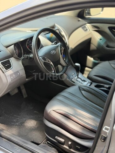 Hyundai Elantra-8
