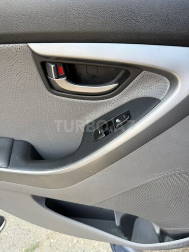 Hyundai Elantra-11
