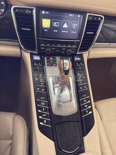 Porsche Panamera Turbo S-9