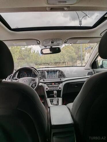 Hyundai Elantra-12