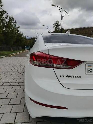 Hyundai Elantra-13