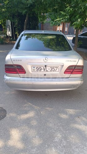 Mercedes E 320-9
