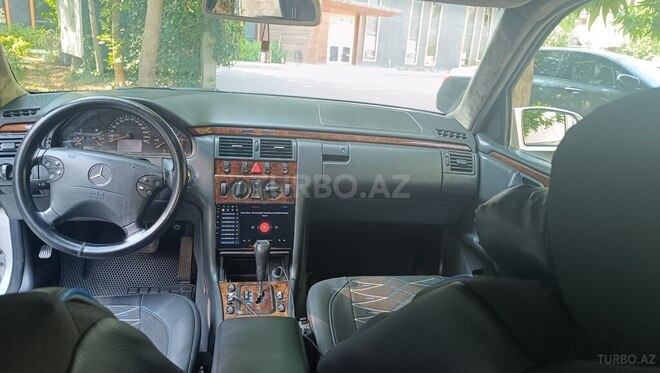 Mercedes E 320-13