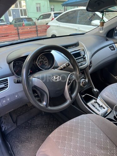 Hyundai Elantra-8