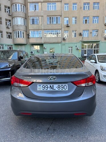 Hyundai Elantra-11