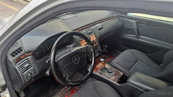 Mercedes E 200-4