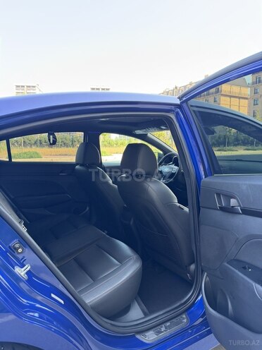 Hyundai Elantra-17