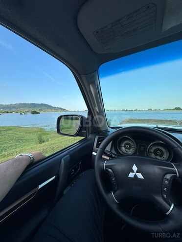 Mitsubishi Pajero-5